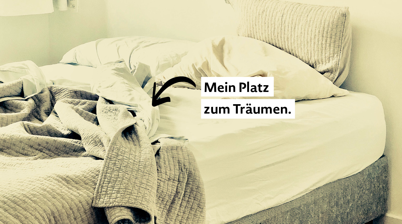 Foto: Ein zerwühltes Bett. Text: Mein Platz zum Träumen.