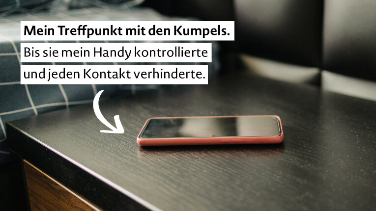 Foto: Ein Handy liegt auf einem Tisch. Text: Mein Treffpunkt mit den Kumpels. Bis sie mein Handy kontrollierte und jeden Kontakt verhinderte.